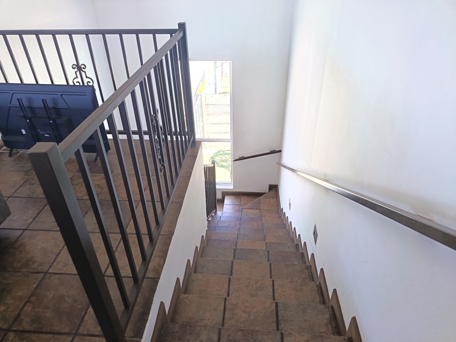 To Let 4 Bedroom Property for Rent in Hoogland Western Cape